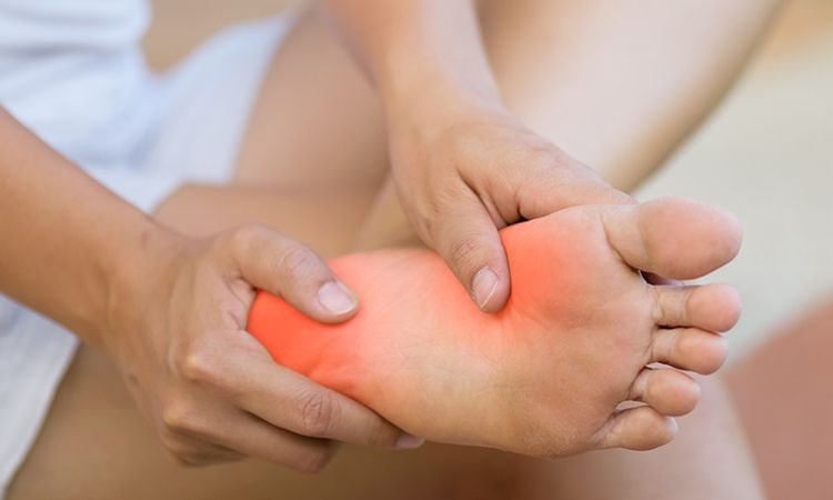 तळपायांची सतत आग होते का ? जाणून घ्या कारणे आणि उपाय why-does-leg-inflammation-occur